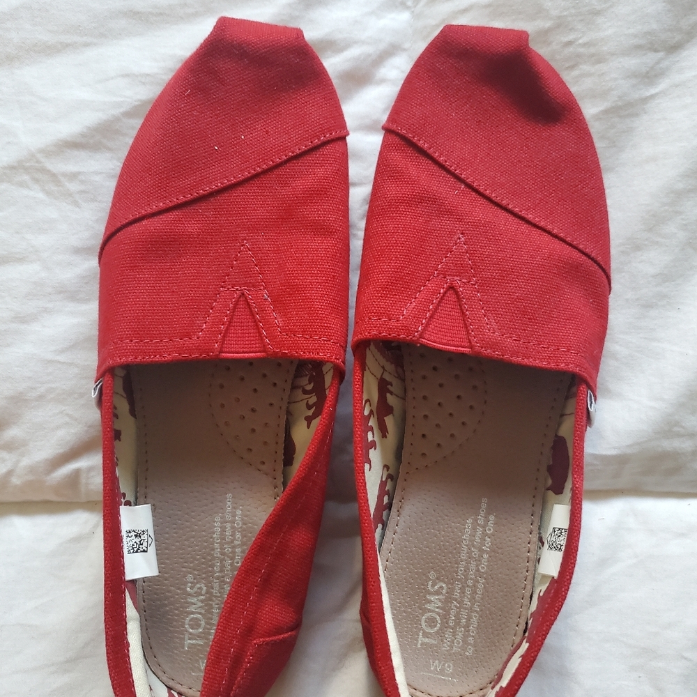 Red women's toms shoes with free toms socks